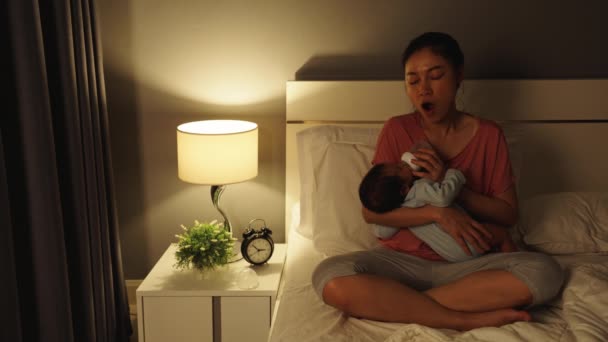 Sleepy Tired Mother Feeding Milk Bottle Newborn Baby Bed Night — Stock Video