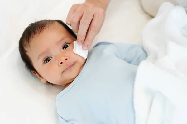 Anne Yeni Doğmuş Bebek Yüzünü Pamuklu Bezle Temizleyip Siliyor — Stok fotoğraf