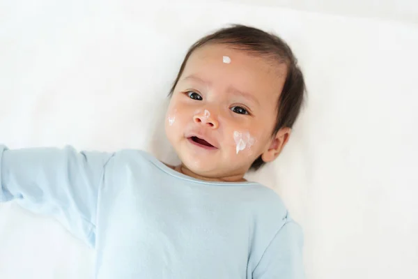 Lindo Bebé Recién Nacido Con Crema Cara — Foto de Stock