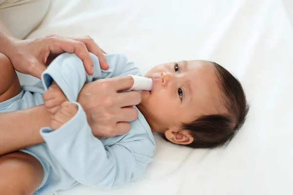 Anne Yeni Doğmuş Bebek Ağzını Temizlemek Için Parmağını Kullanıyor Yatağın — Stok fotoğraf
