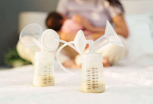 Latte Materno Sono Nelle Bottiglie Pompaggio Del Seno Elettrico Impostato — Foto Stock