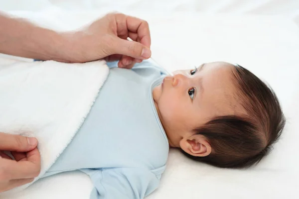 Anne Yatakta Yeni Doğmuş Bebeğin Burnunu Temizlemek Için Pamuk Tomurcuk — Stok fotoğraf