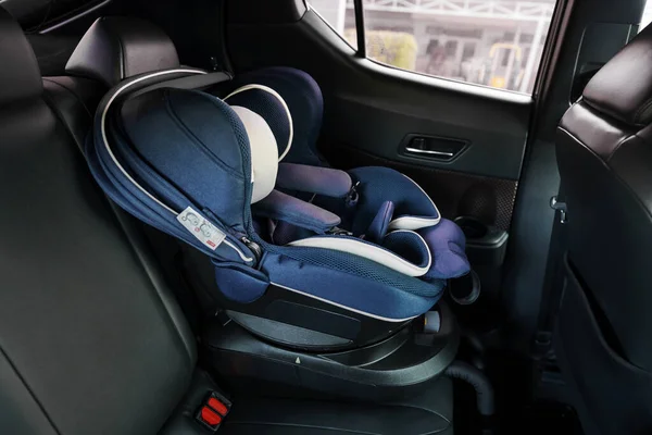 车里婴儿或小孩的空安全座椅 — 图库照片
