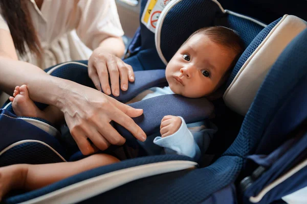 Mãe Está Apertando Cinto Segurança Para Bebê Recém Nascido Assento — Fotografia de Stock