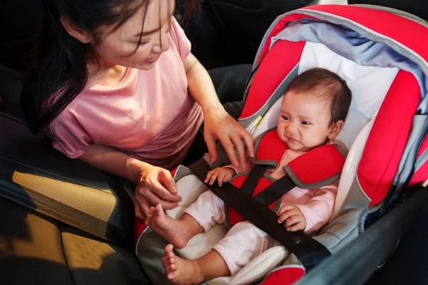카시트를 안전벨트를 갓난아기 가우는 어머니의 — 스톡 사진