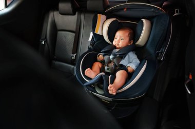 Bebek koltuğunda oturan yeni doğmuş bebek, güvenli sandalye seyahat ediyor. 