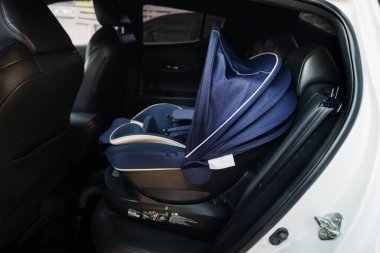 Bebek ya da çocuk için arabada boş bir emniyet koltuğu