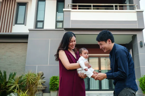 Familia Feliz Padre Alegre Madre Sosteniendo Jugando Con Bebé Recién —  Fotos de Stock