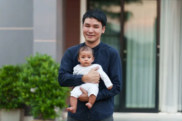 Gelukkig Vader Houden Met Pasgeboren Baby Terwijl Staan Voorkant Van — Stockfoto