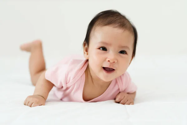 Младенец Девочка Лежит Склонный Кровати — стоковое фото