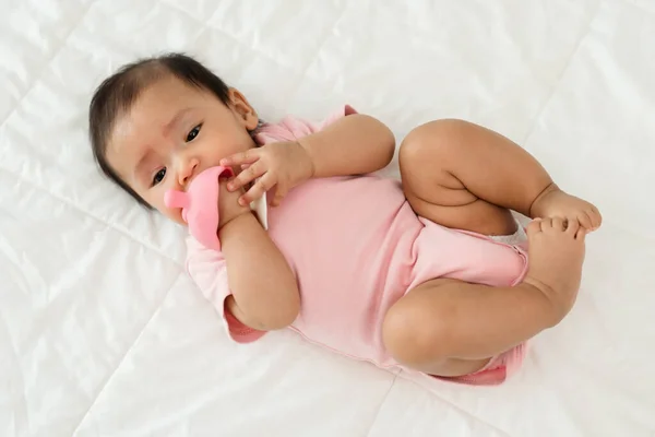 Bebê Bebê Mordendo Cogumelo Teether Brinquedo Borracha Uma Cama — Fotografia de Stock