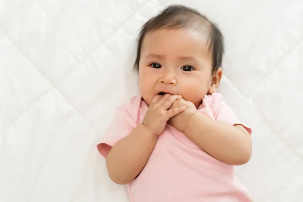 Bebê Infantil Colocando Mãos Boca Chupando Dedos Uma Cama — Fotografia de Stock