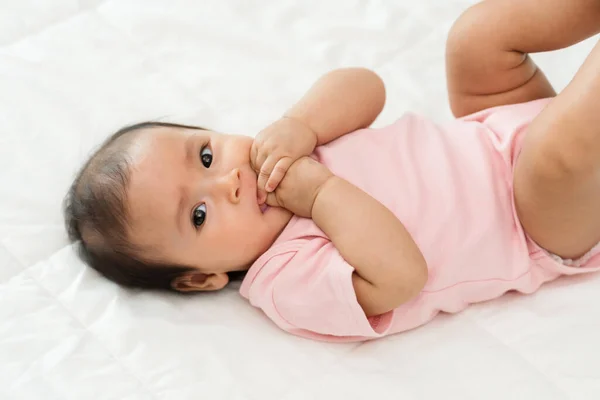 Bebê Infantil Colocando Mãos Boca Chupando Dedos Uma Cama — Fotografia de Stock