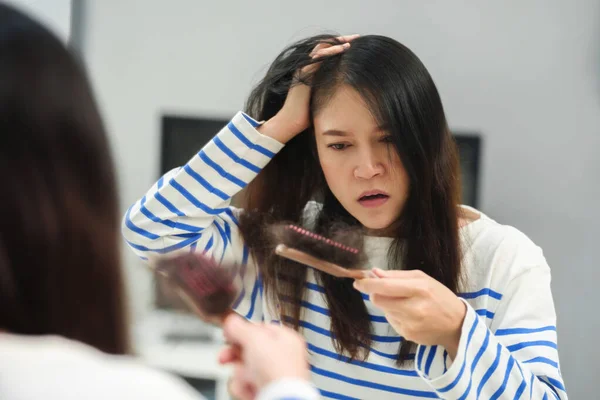 Stresli Kadın Evde Saç Fırçasıyla Saç Dökülme Sorunu Yaşıyor — Stok fotoğraf
