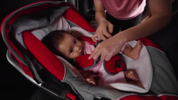 Moeder Maakt Veiligheidsgordel Vast Aan Pasgeboren Baby Het Autostoeltje — Stockvideo