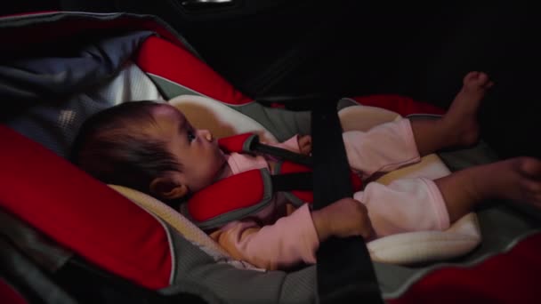 Bebek Bebek Bebek Bebek Koltuğunda Otururken Ağlıyor Emniyet Sandalyesi Geziyor — Stok video
