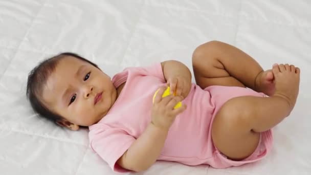 Bebê Infantil Colocando Mãos Boca Com Dedos Sucção Brinquedo Pato — Vídeo de Stock