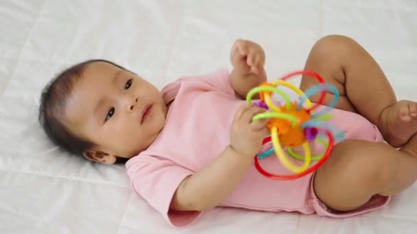 Младенец Кусает Красочные Резиновые Укусы Игрушки Кровати — стоковое видео