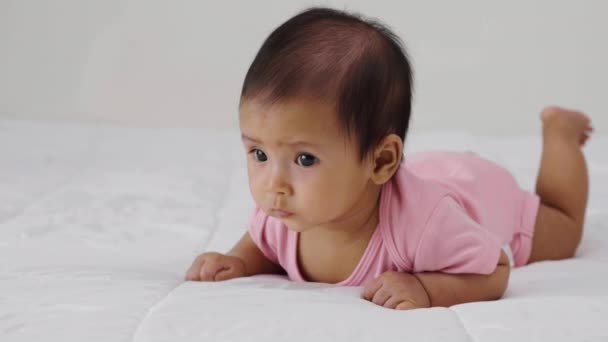 Bebê Menina Deitado Propenso Uma Cama — Vídeo de Stock