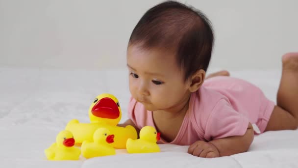 Bebê Infantil Brincando Com Brinquedo Pato Borracha Amarela Uma Cama — Vídeo de Stock