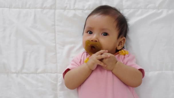 Bebé Niña Chupar Con Chupete Una Cama — Vídeos de Stock