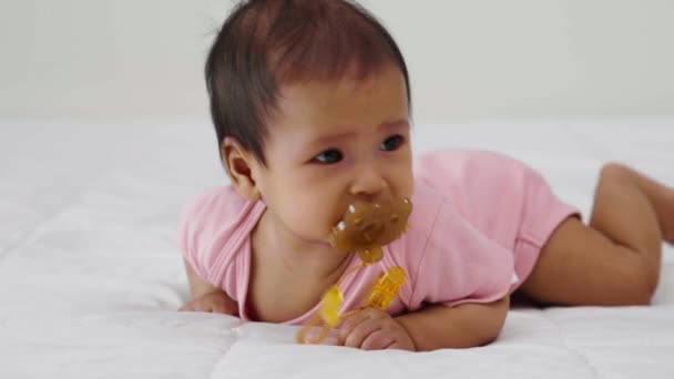 Bebê Menina Deitado Propenso Enquanto Chupar Com Chupeta Uma Cama — Vídeo de Stock