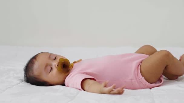 Младенца Девочка Сосала Помощью Успокаивающего Средства Кровати — стоковое видео