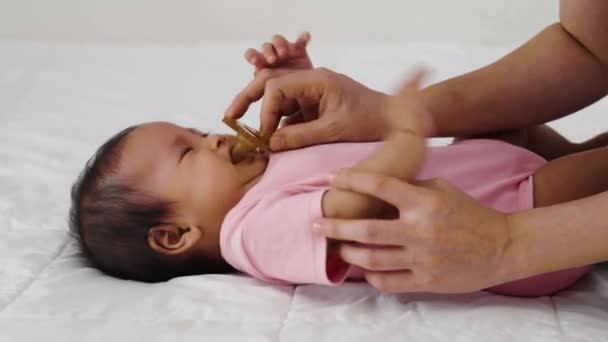 Hand Mor Ger Napphållare Till Sitt Spädbarn Flicka Säng — Stockvideo