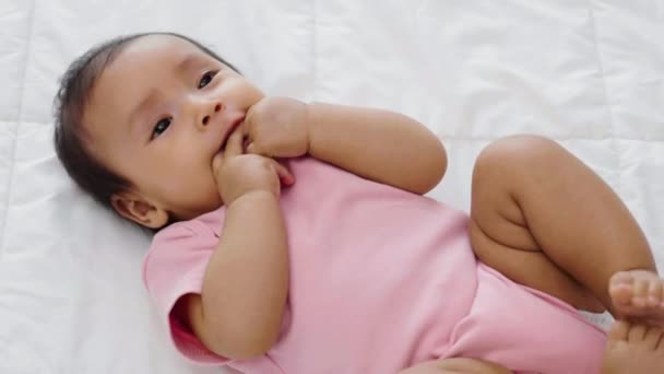 Spädbarn Baby Sätta Händer Munnen Och Suga Fingrar Säng — Stockvideo