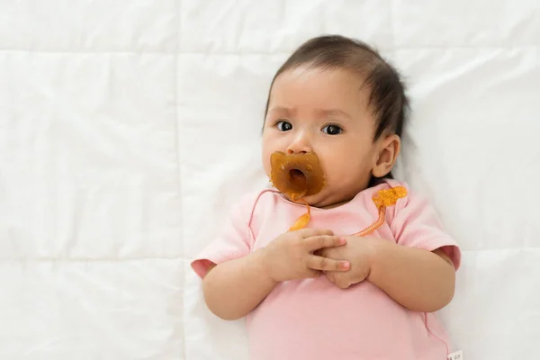 Baby Baby Meisje Zuigen Met Fopspeen Een Bed — Stockfoto