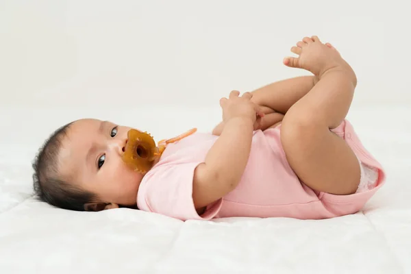 아기가 침대에서 고무젖꼭지로 — 스톡 사진