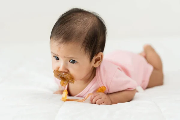 Baby Baby Meisje Liggen Gevoelig Terwijl Zuigen Met Fopspeen Een — Stockfoto