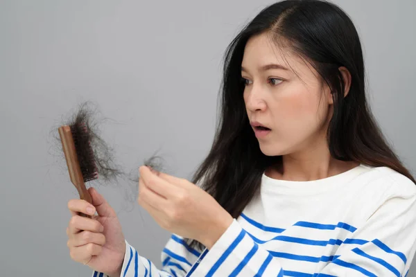 Saç Fırçasıyla Saç Dökülme Sorunu Yaşayan Stresli Bir Kadın — Stok fotoğraf