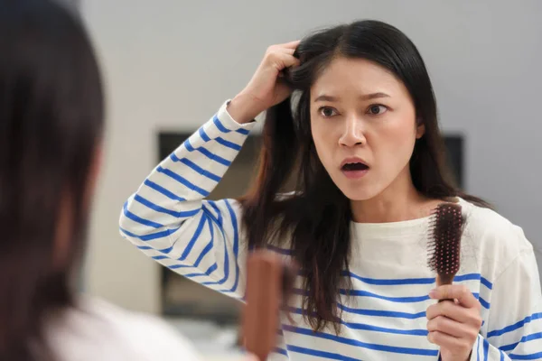 Evde Aynada Saç Fırçasıyla Saç Dökülme Sorunu Yaşayan Şok Olmuş — Stok fotoğraf
