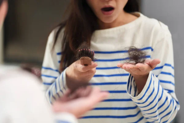 Evde Aynada Saç Fırçasıyla Saç Dökülme Sorunu Yaşayan Şok Olmuş — Stok fotoğraf