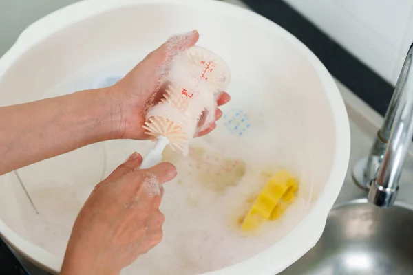 Mamma Hand Tvätta Barnet Plast Mjölkflaska — Stockfoto