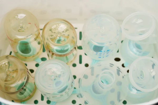 Bottiglia Latte Bambini Plastica Nello Sterilizzatore Vapore — Foto Stock