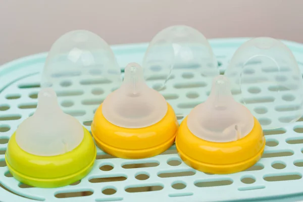 蒸汽灭菌器上婴儿奶瓶的塑料乳头 — 图库照片