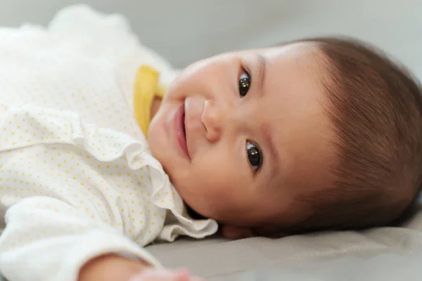 Bebê Bebê Bebê Feliz Smilling Enquanto Deitado Uma Cama — Fotografia de Stock