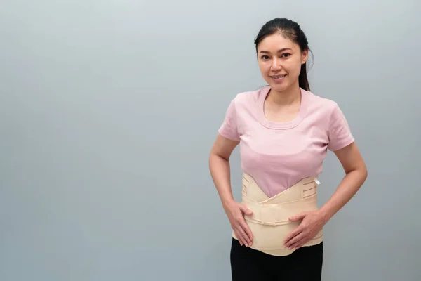 Ασιάτισσα Που Φοράει Ζώνες Υποστήριξης Έγκυος Και Μεταγεννητική Οσφυϊκή Υποστήριξη — Φωτογραφία Αρχείου