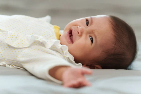 Bebê Infantil Deitado Chorando Uma Cama — Fotografia de Stock