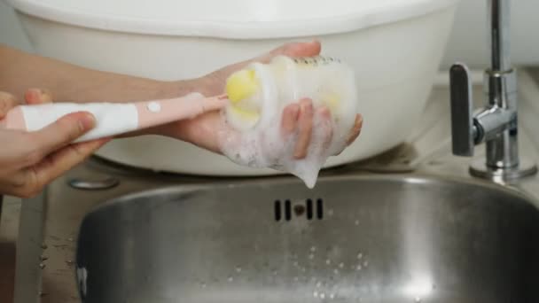 Ibu Tangan Mencuci Bayi Botol Susu Plastik — Stok Video