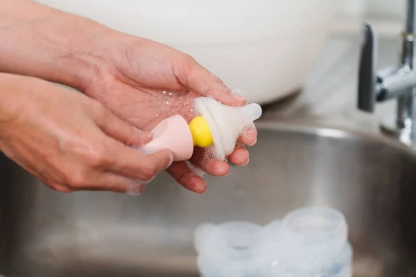 Moeder Hand Wassen Van Baby Plastic Tepel Van Melk Fles — Stockfoto