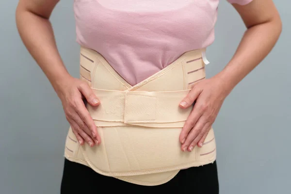 Mujer Que Usa Cinturones Soporte Lumbar Abrazadera Lumbar Embarazada Posnatal — Foto de Stock