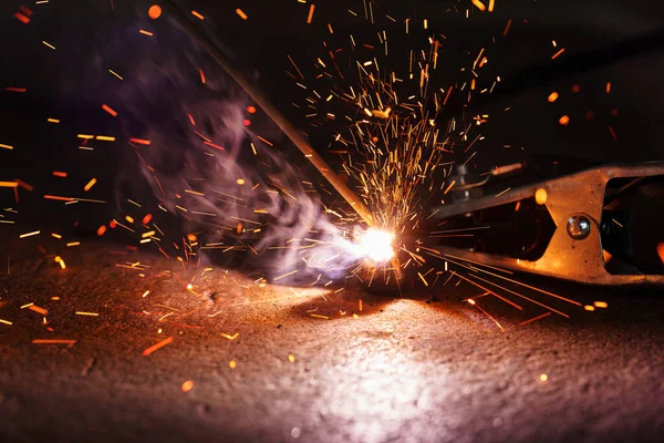 Saldatore Che Lavora Con Saldatura Metallo Con Luce Scintillante — Foto Stock