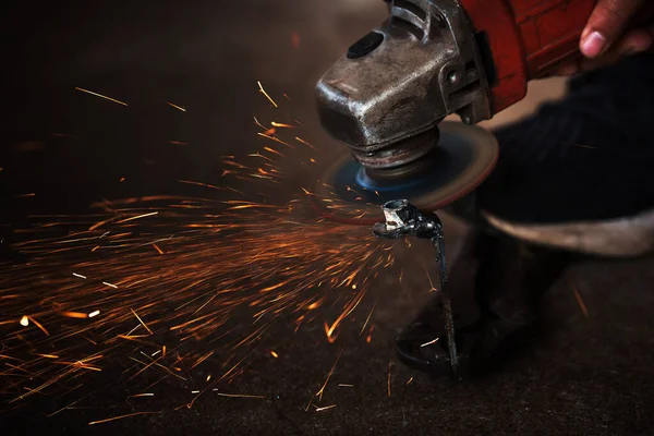 Çelik Kesen Işçiler Elektrikli Tekerlek Öğütücüsüyle — Stok fotoğraf