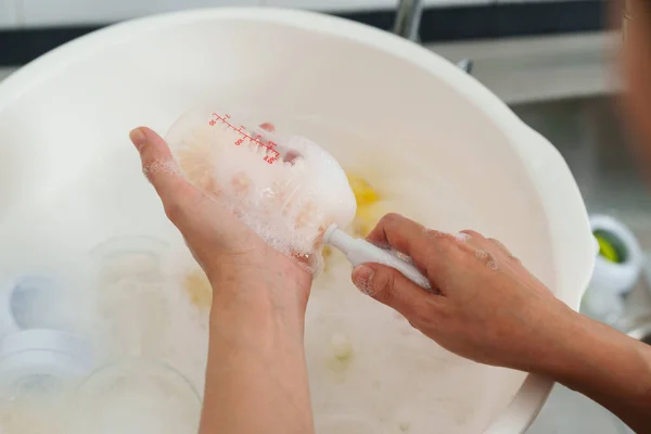Moeder Hand Wassen Van Baby Plastic Melk Fles — Stockfoto