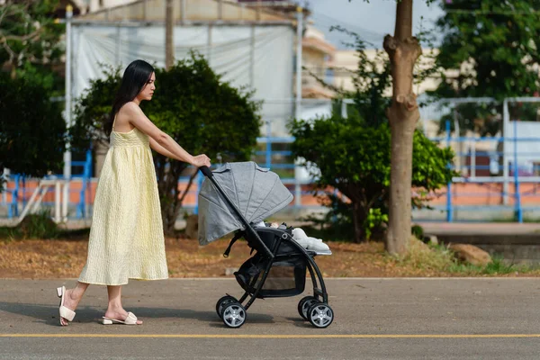 Moeder Duwen Zuigeling Baby Kinderwagen Wandelen Het Park — Stockfoto