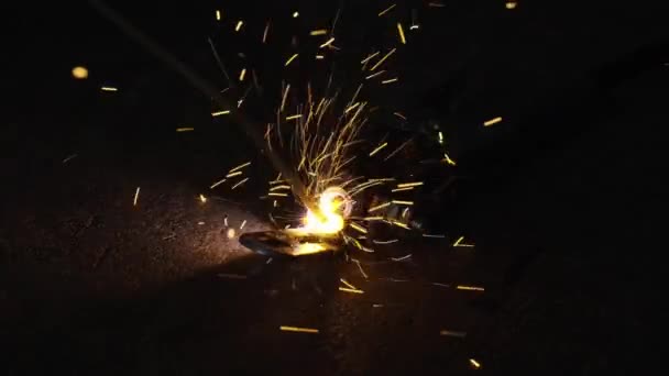 火花焊机在金属表面焊接时的慢动作 — 图库视频影像