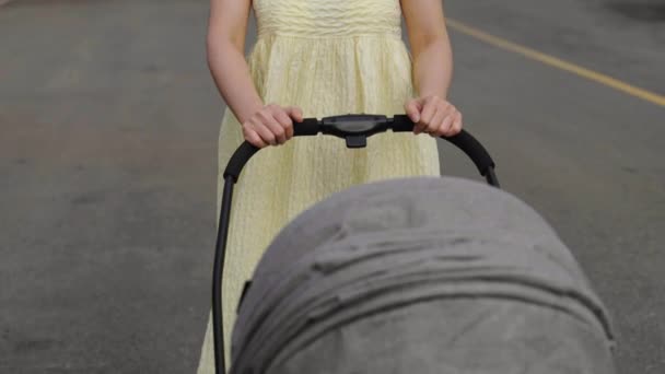 Mor Driver Spädbarn Barnvagn Och Promenader Parken — Stockvideo